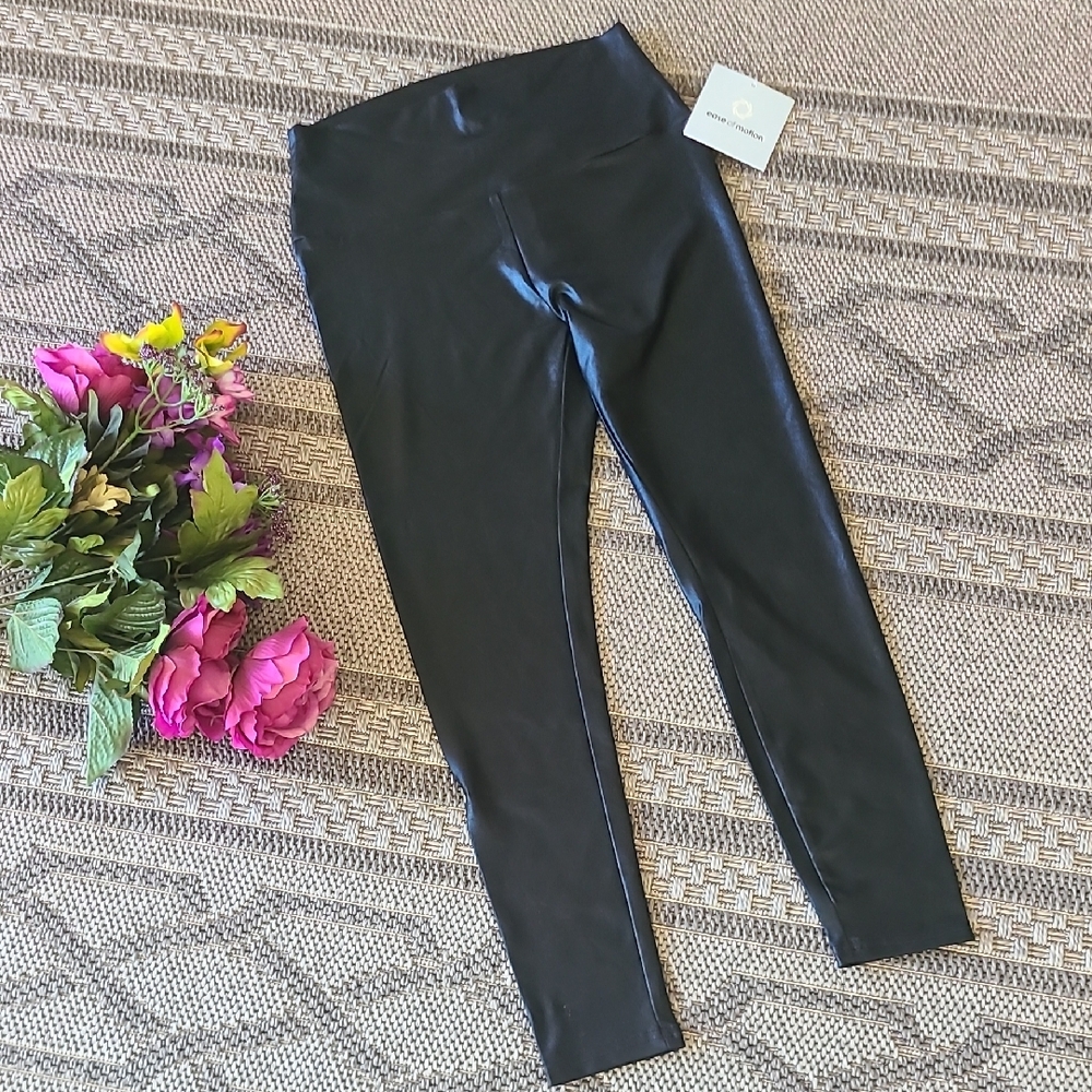 Glossy Black High-Waisted Leggings with Wet-Look Finish Size Small